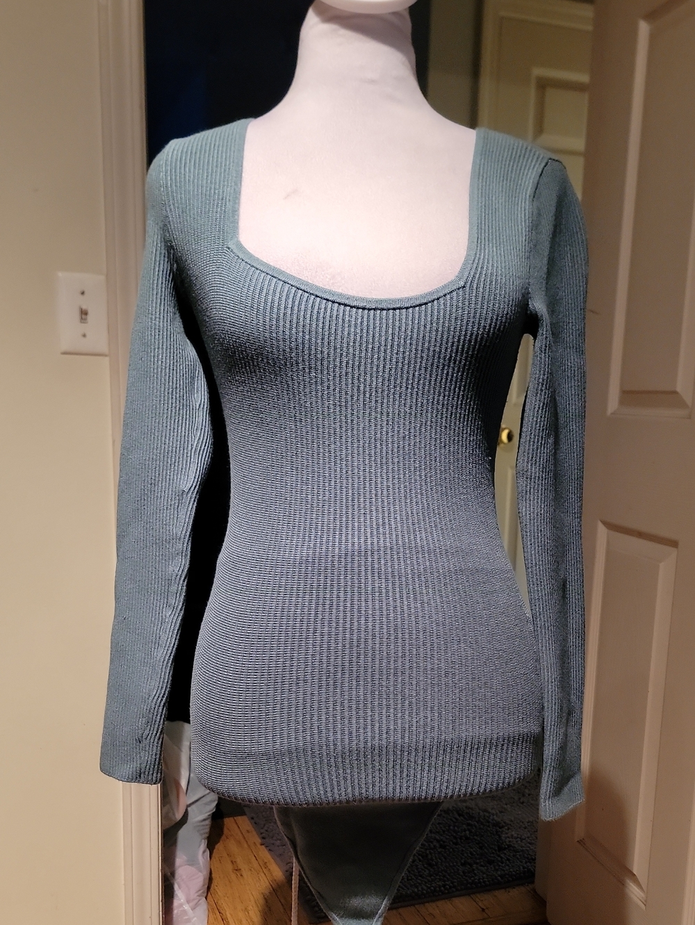 Abercrombie And FitchRibbed Square-Neck Long-Sleeve Bodysuit - Dusty Tea